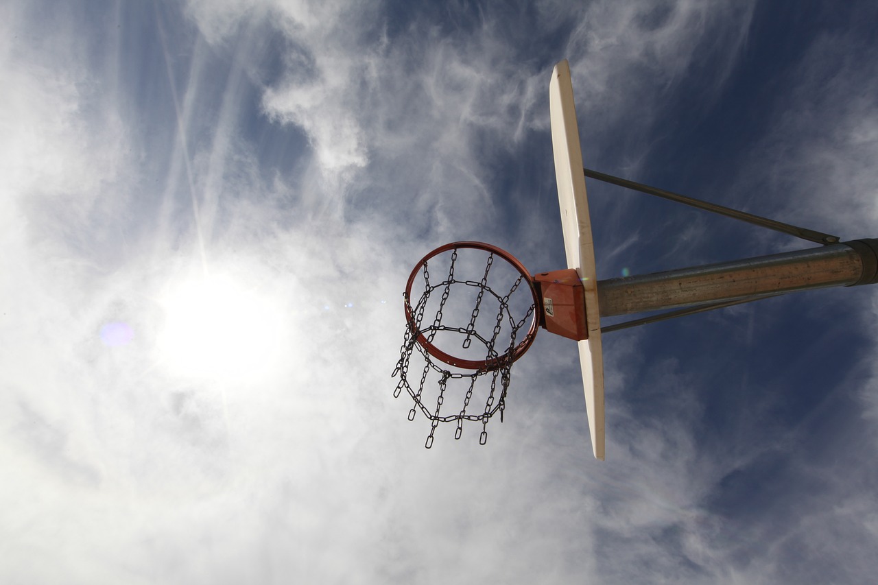 NBA传奇之声，从播音台到篮筐下的篮球圣殿