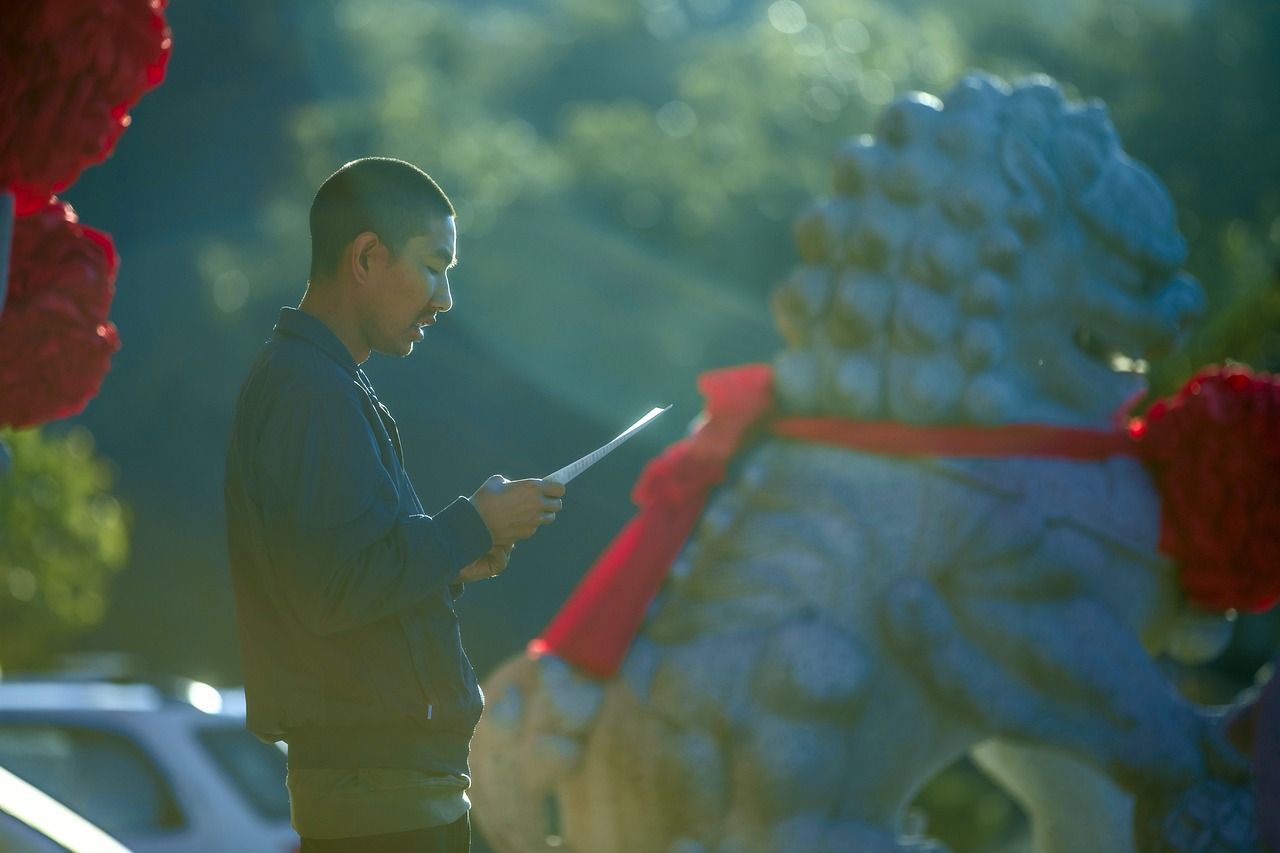 41.上士闻道，勤而行之；中士闻道，若存若亡；下士闻道，大笑之。不笑不足以为道。故建言有之：明道若昧，进道若退，夷道若纇。上德若谷；大白若辱；广德若不足；建德若偷；质真若渝。大方无隅；大器免成；...