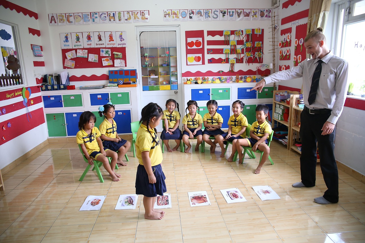 幼儿园中班《老鹰捉小鸡》游戏教案