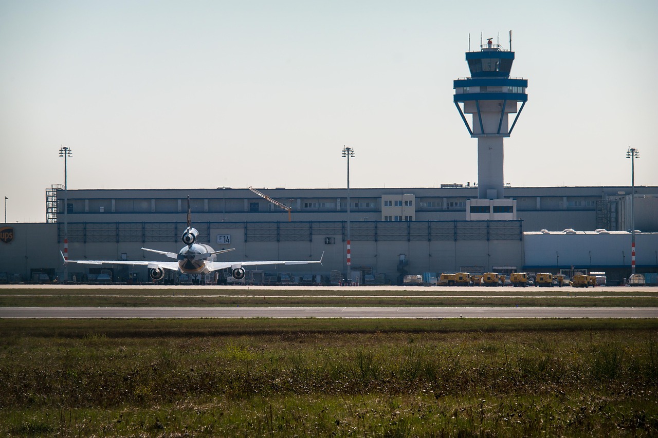 喀什机场航空货运发货电话【喀什空运全国加急当日达-航空快递物流可上门取货】